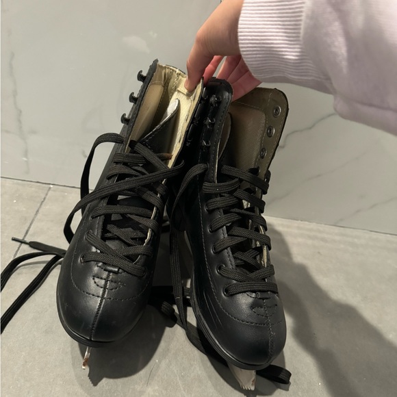 Boys Ice skates size 2, black, like new - Picture 2 of 2